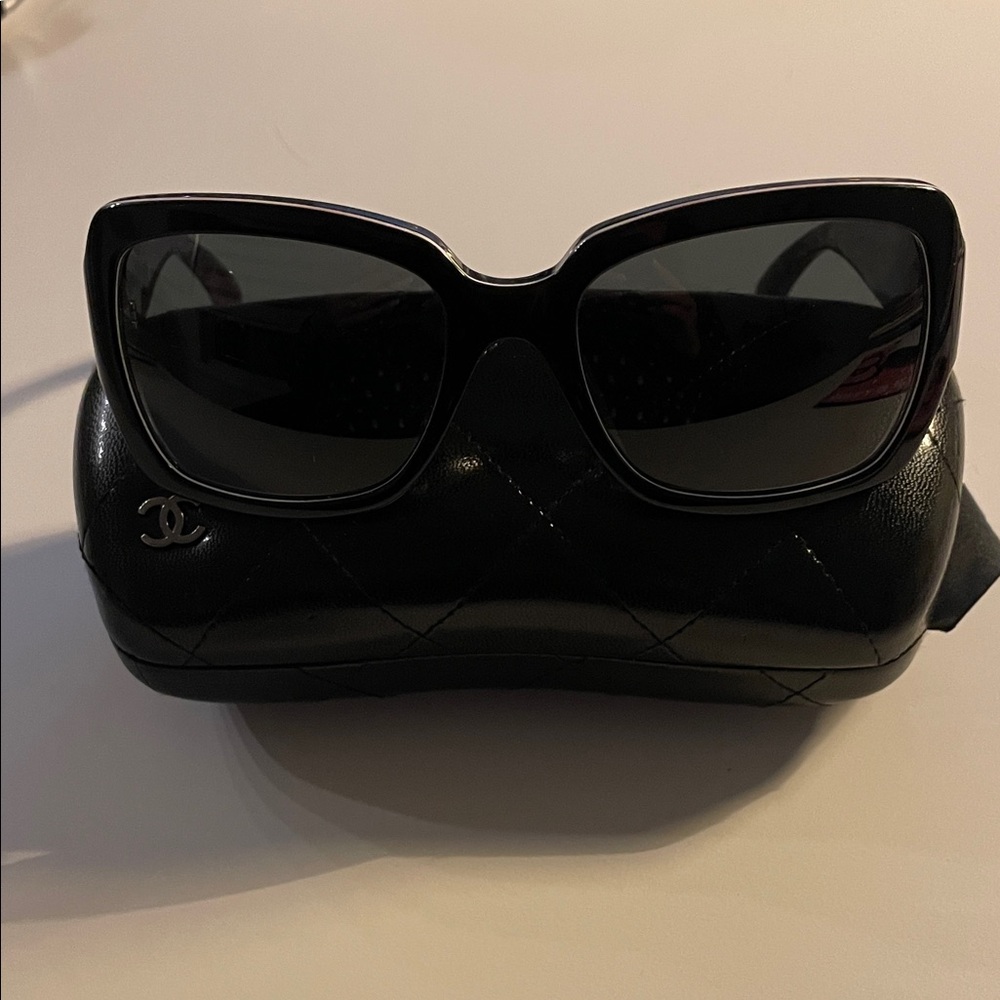 CHANEL Black Cat-Eye Sunglasses